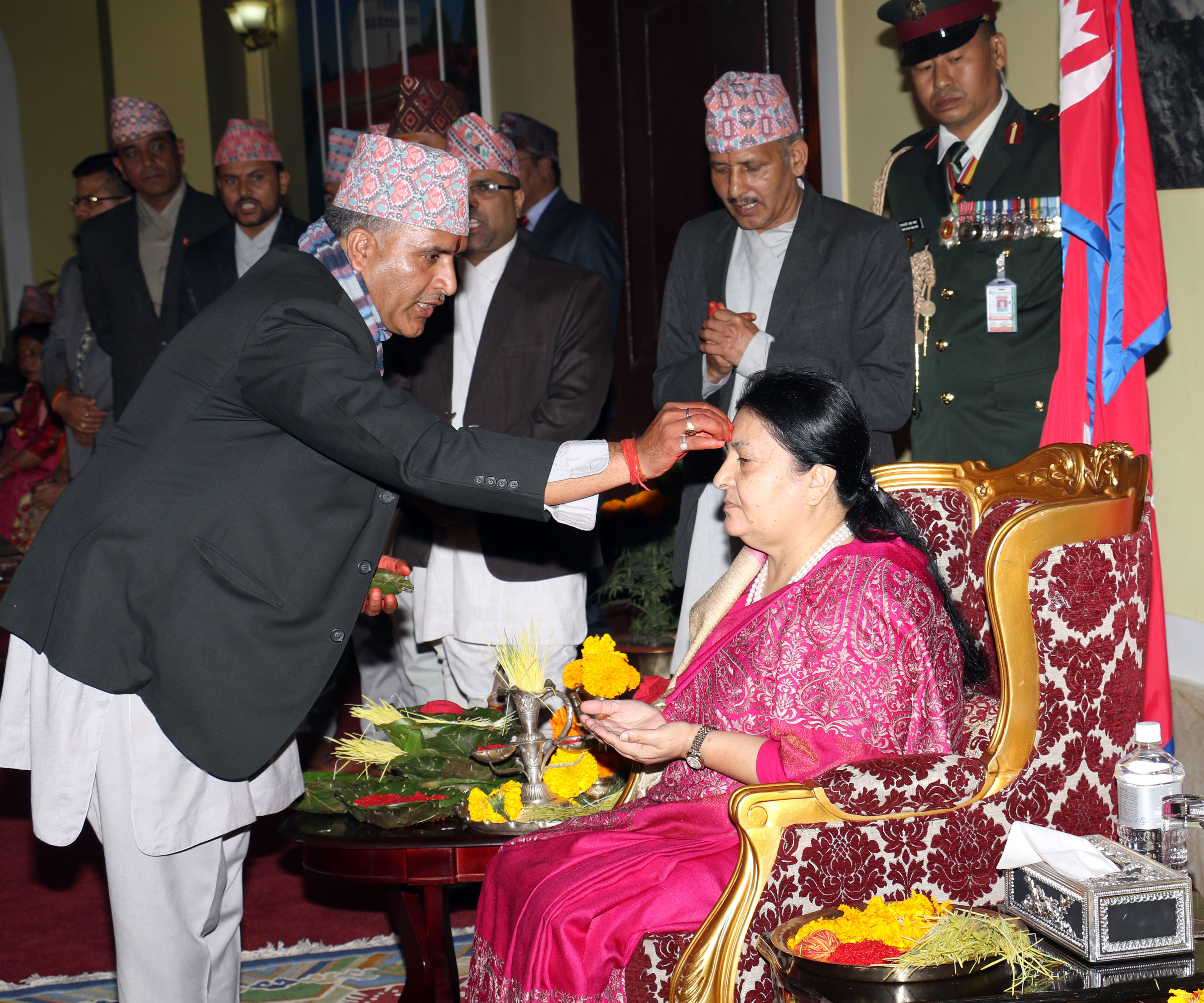 राष्ट्रपति र प्रधानमन्त्रीद्वारा टीका ग्रहण