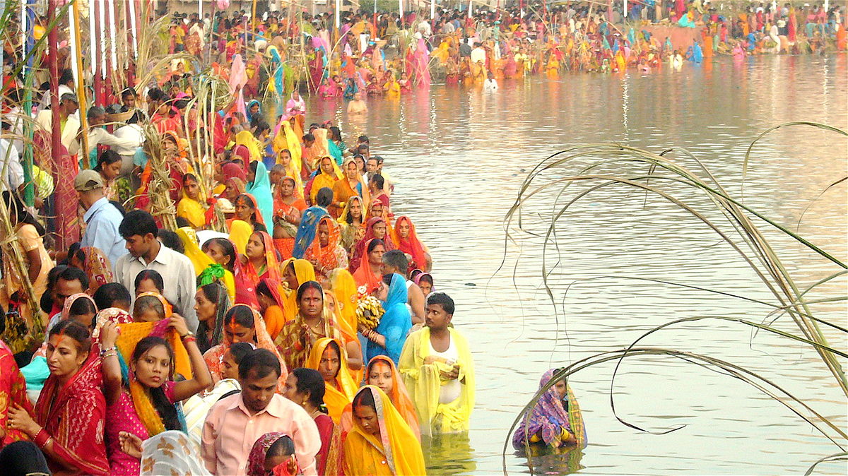 छठ पर्वः अस्ताउँदो सूर्यको पूजाआराधना गरिँदै