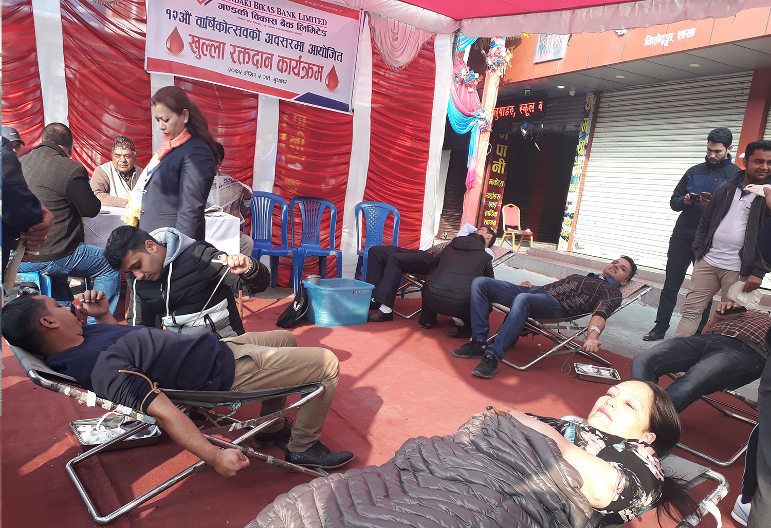 गण्डकी बैंकको बार्षिकोत्सवका अवसरमा रक्तदानका साथै बृद्धाश्रमलाई सहयोग