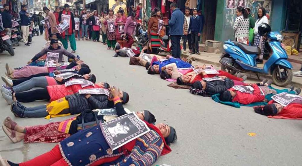 बागलुङका महिलाहरु न्याय माग्दै सडकमा लम्पसार