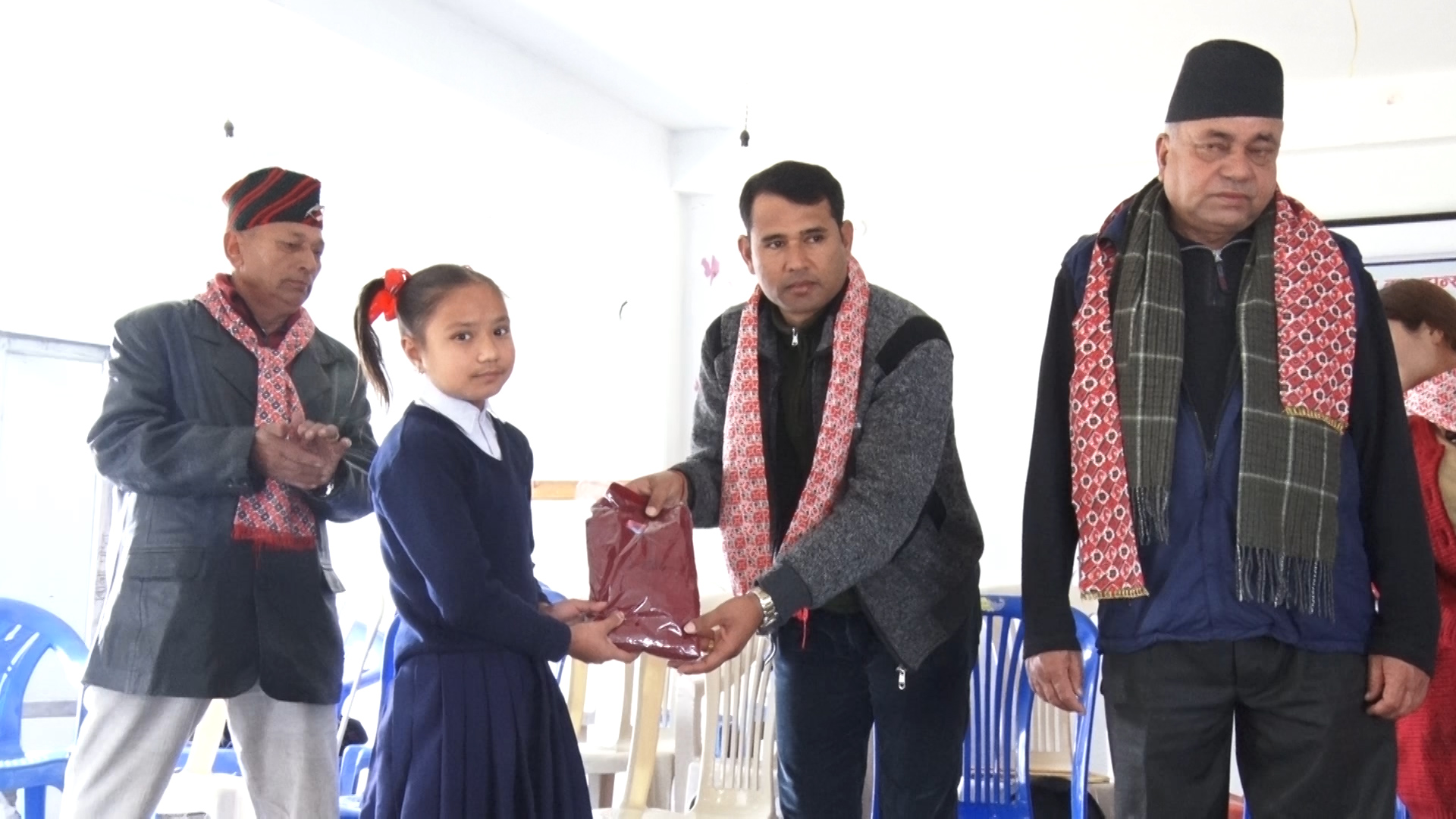आर्थिक अवस्था कमजोर भएका विद्यार्थीलाई संयुक्त संयुक्त फिल्मस् को सहयोग