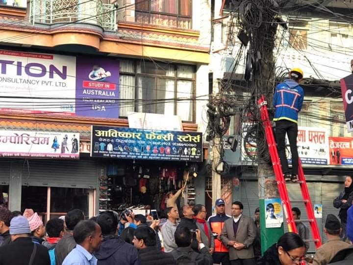 पोखराको मुख्य बजार क्षेत्रमा रहेका अव्यवस्थित तार हटाउने अभियान शुरु