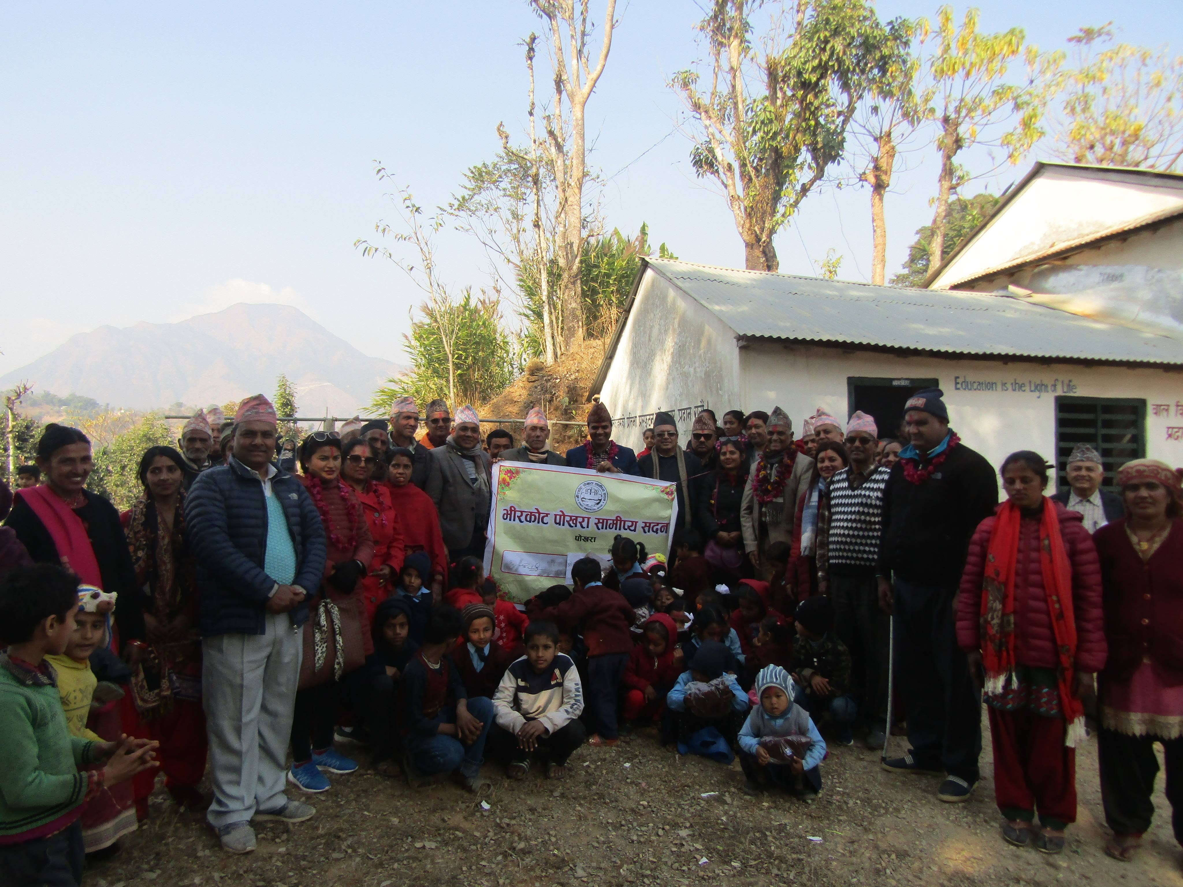 भीरकोट पोखरा सामीप्य सदन द्वारा  विद्यार्थीलाई  स्वरेकमा न्यानो कपडा वितरण