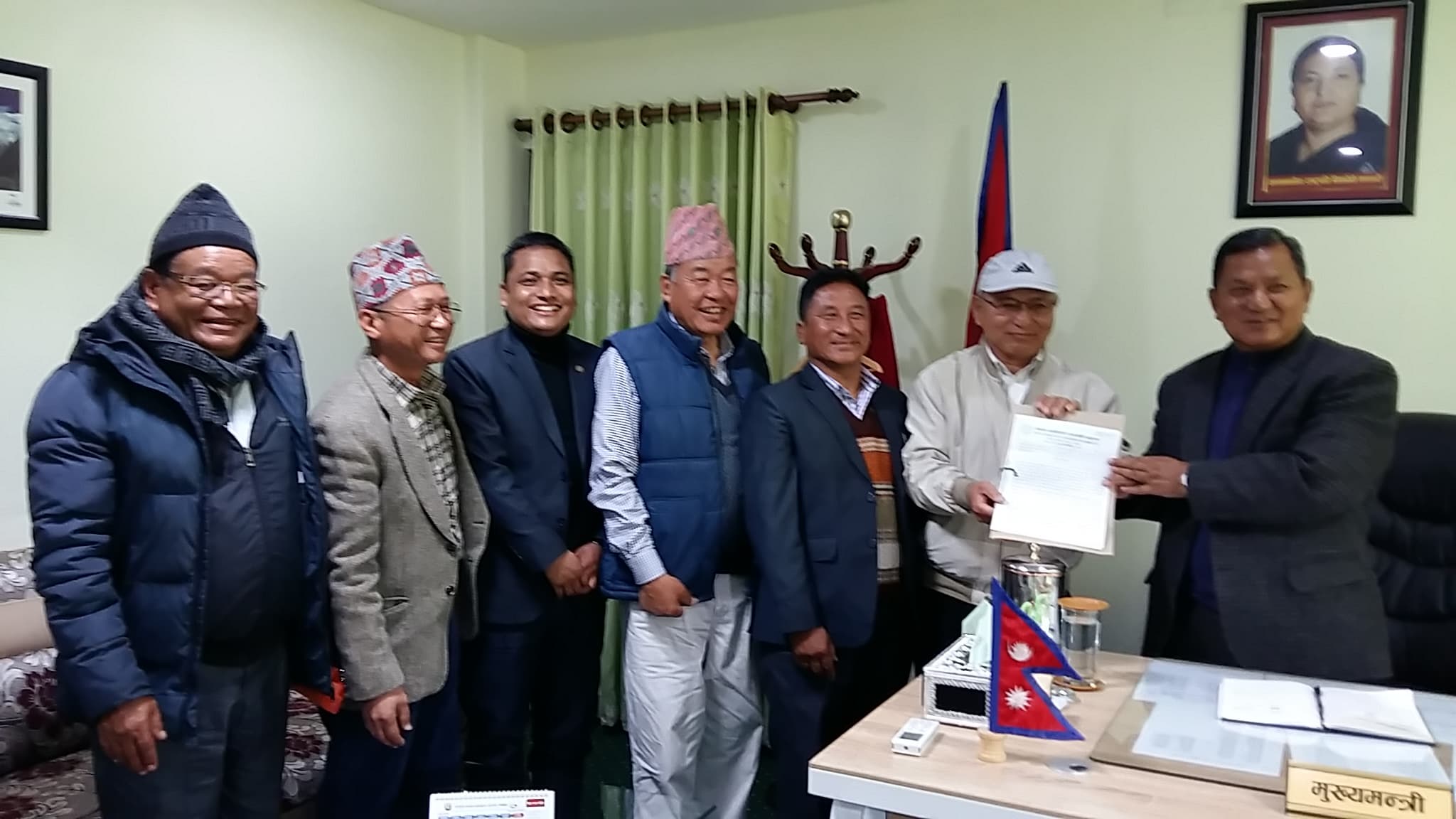मुख्यमन्त्री गुरुङलाई जनजाति महासंघद्वारा ज्ञापनपत्र पेश