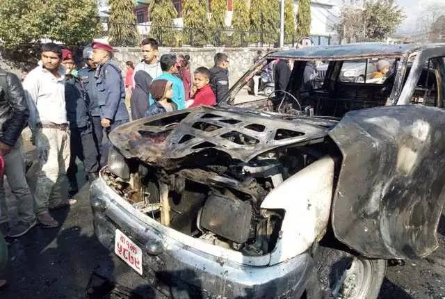 नेविसंघद्वारा पोखरामा सरकारी गाडीमाथि आगजनी