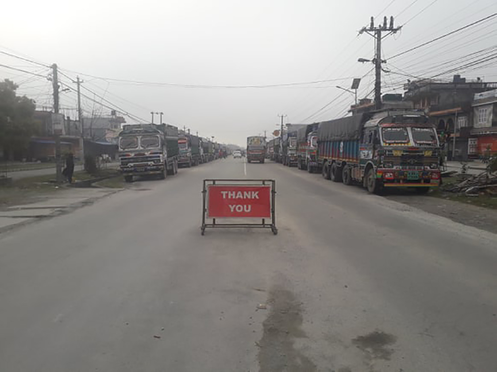 विजयपुर पुलमा वैकल्पिक व्यवस्थाविनै मर्मत थाल्दा दर्जनौ ट्रकहरु अलपत्र