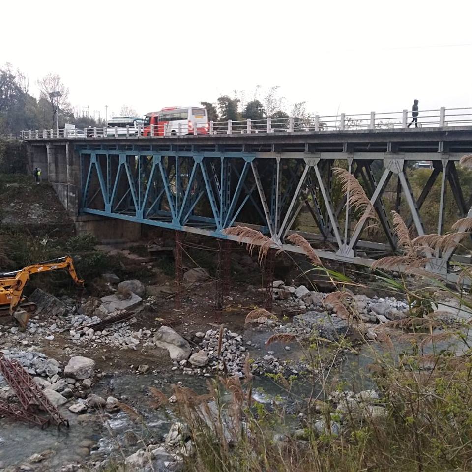 चर्किएकै पुलमा मालबाहक गाडी