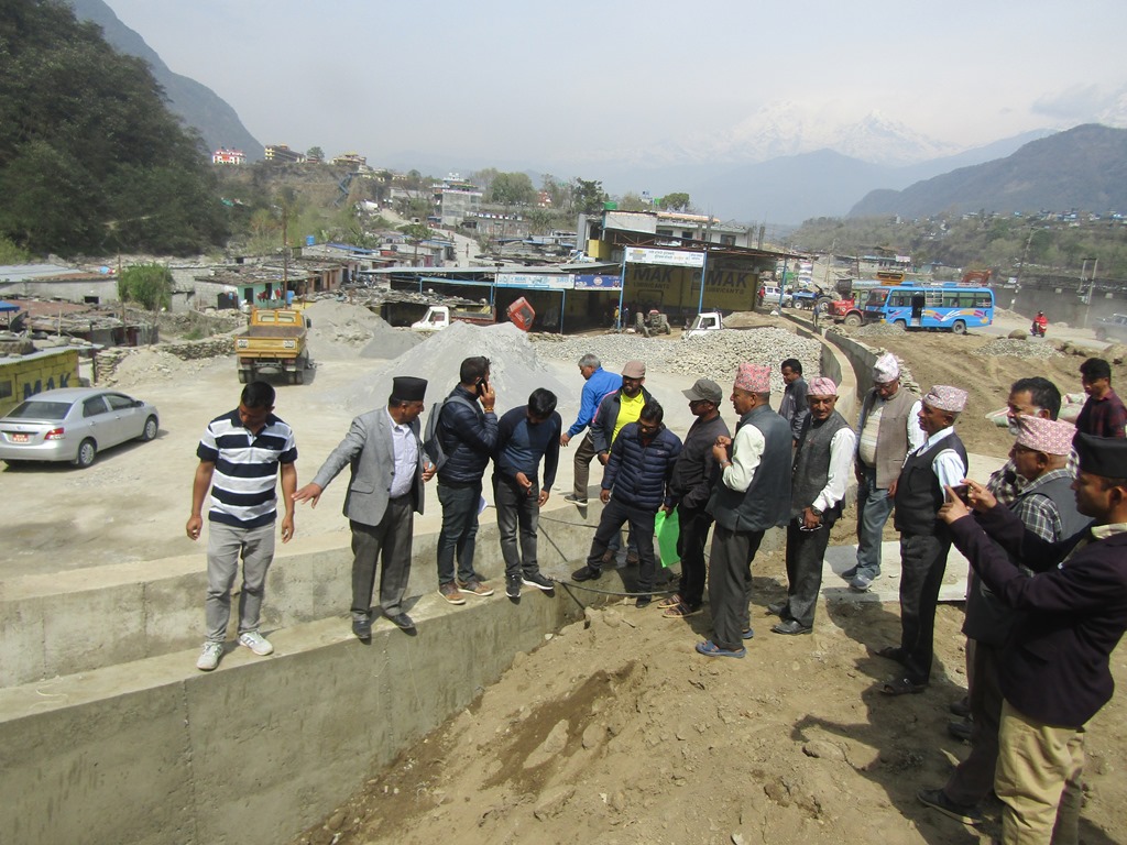 निर्माणधीन मध्य पहाडी लोकमार्ग हेमजा सडक खण्डमा गुनासै गुनासा(भिडियो)