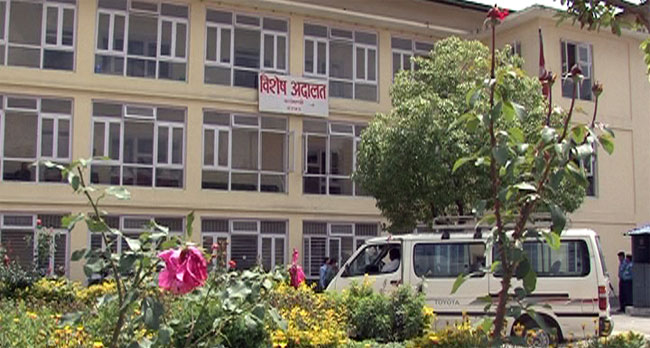 अख्तियारका पूर्व आयुक्त पाठक अदालतमा उपस्थित, धराैटीमा रिहा