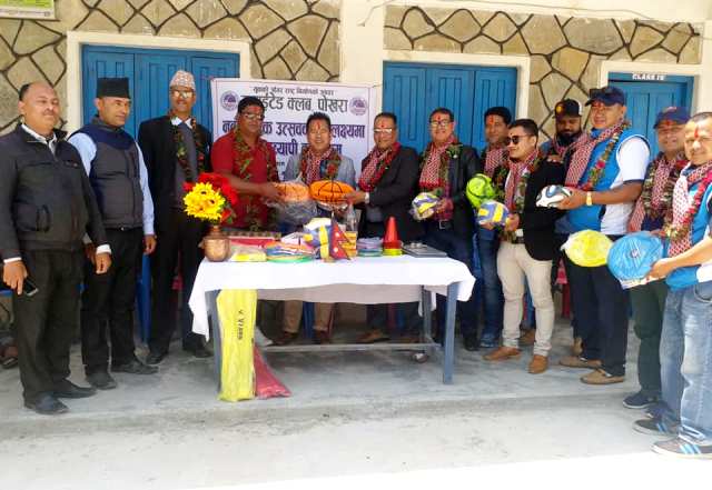 युनाईटेड क्लवद्वारा बहादुरे माविमा खेलकुद सामाग्री प्रदान