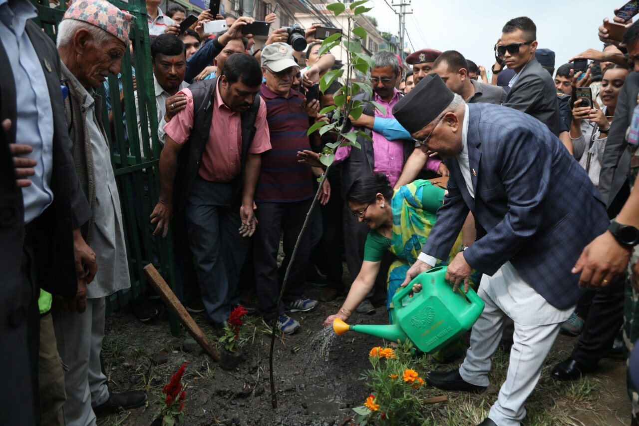 प्रधानमन्त्रीद्वारा नासपाती रोपेर वृक्षरोपण अभियान शुरु