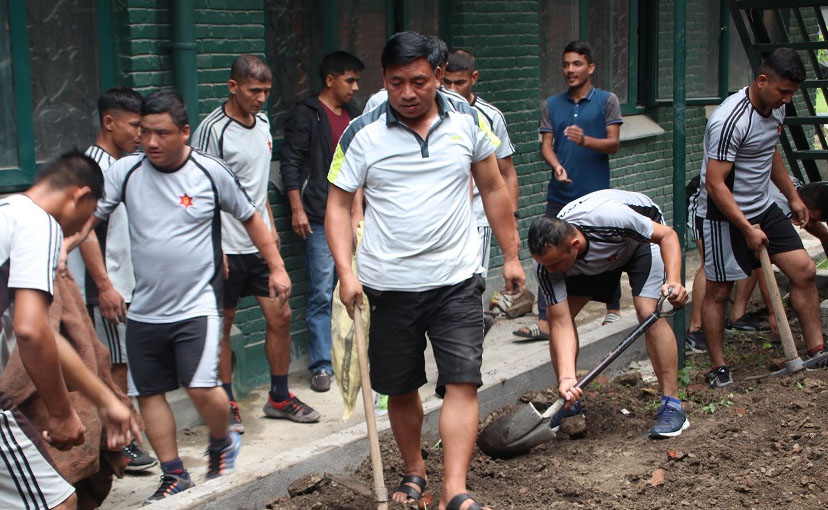 उपराष्ट्रपति नन्दबहादुर पुन ‘पासाङ’  हातमा ‘काेदालाे’