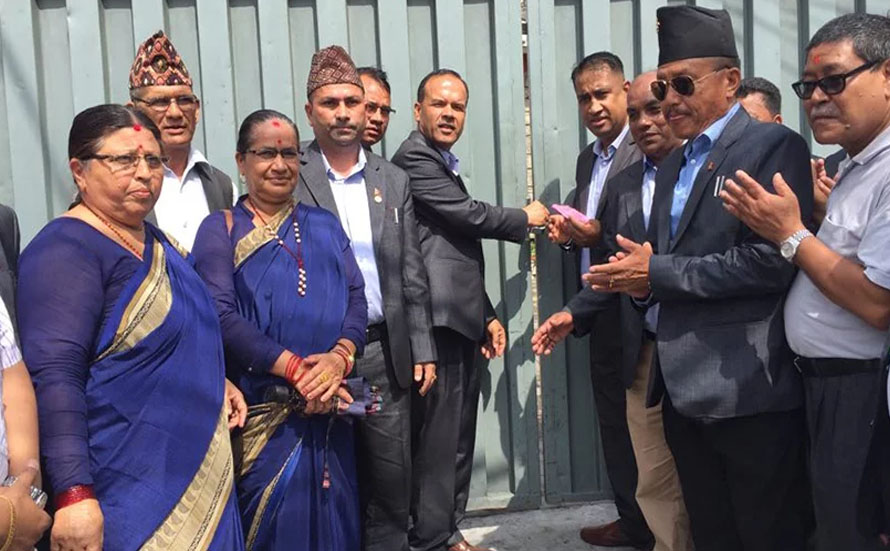 बजेटमा विभेद भएको भन्दै काँग्रेसद्वारा पोखरा महानगरपालिकामा तालाबन्दी