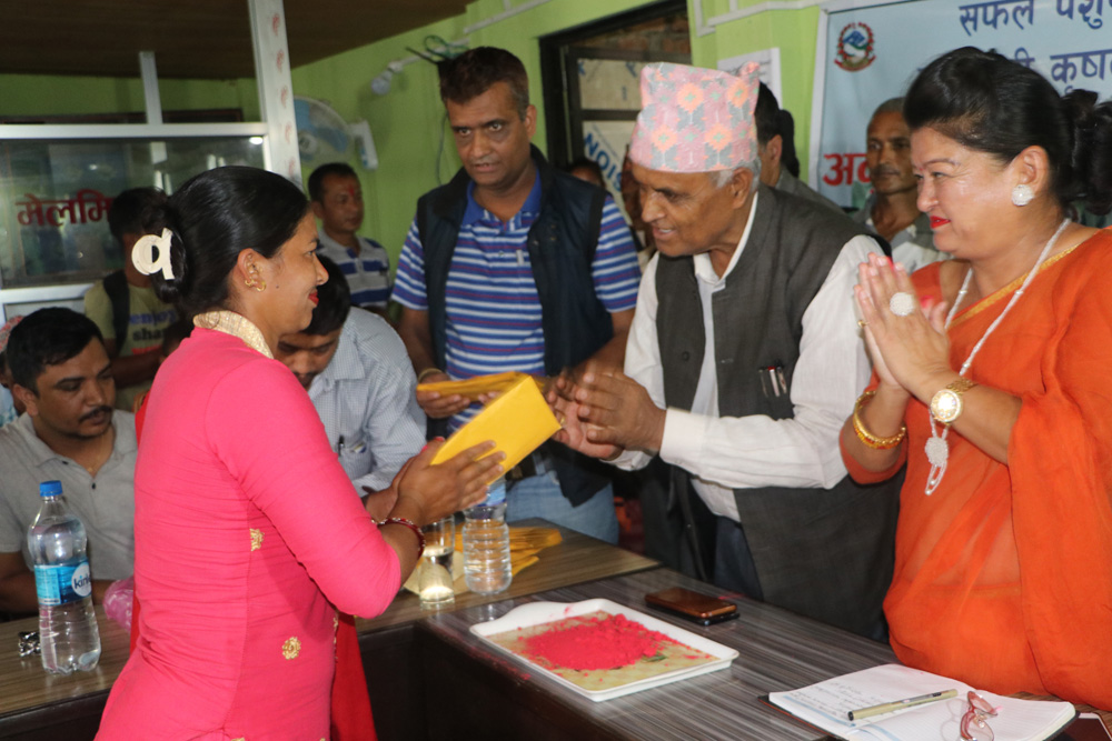 स्याङ्गजा भीरकोटका सफल व्यवसायीक कृषकहरुलाई अनुदान प्रदान