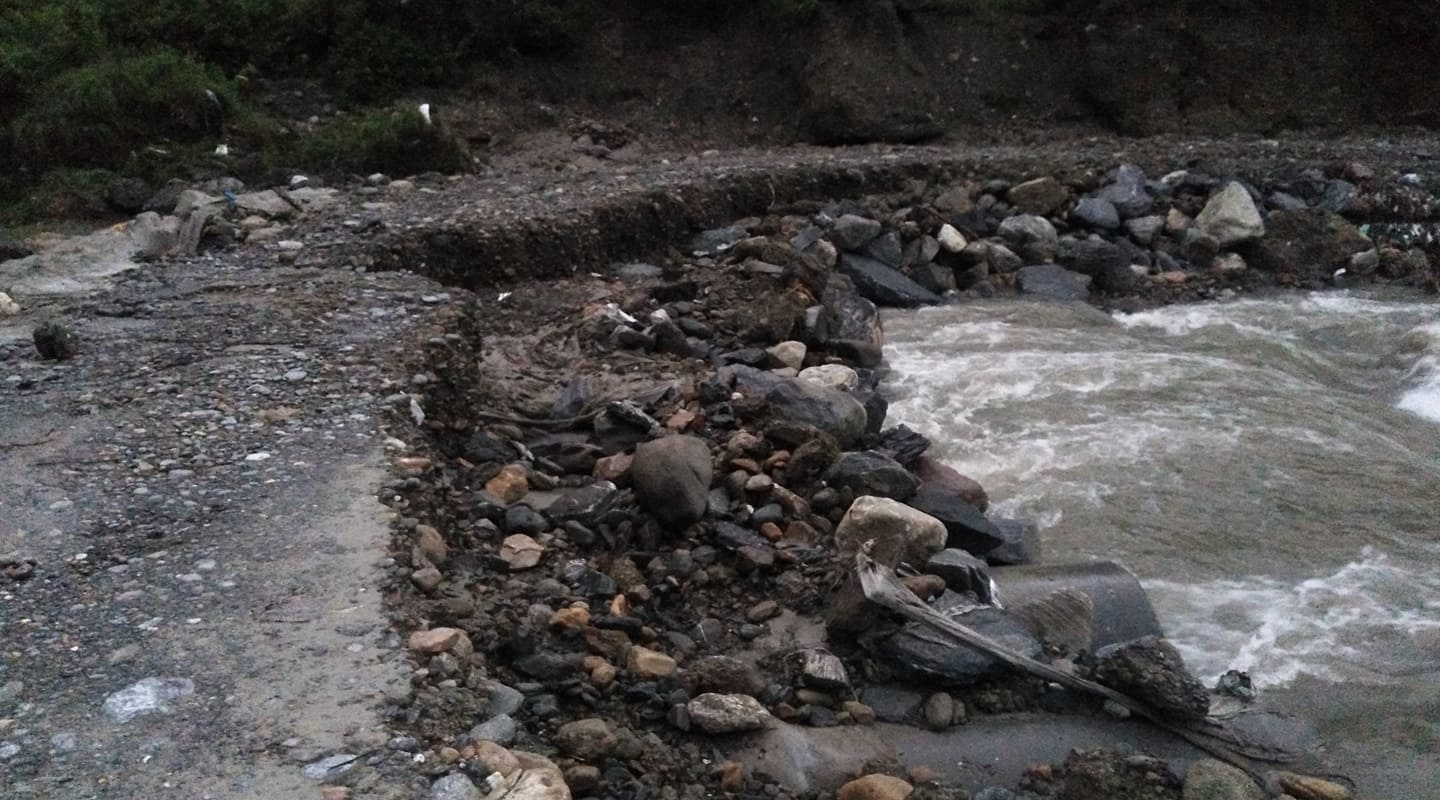ब्रेकिङः बाढीले विजयपुर खोलामा रहेकाे डाइभर्सनमा क्षति