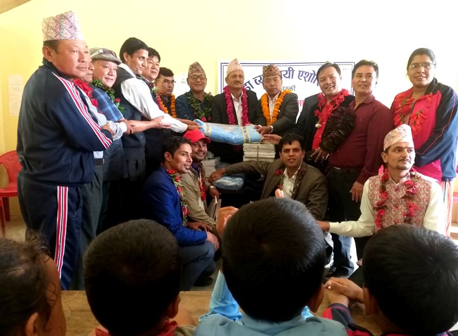 कपडा व्यवसायी एशोसियसन कास्कीद्धारा शैक्षिक सामाग्री वितरण