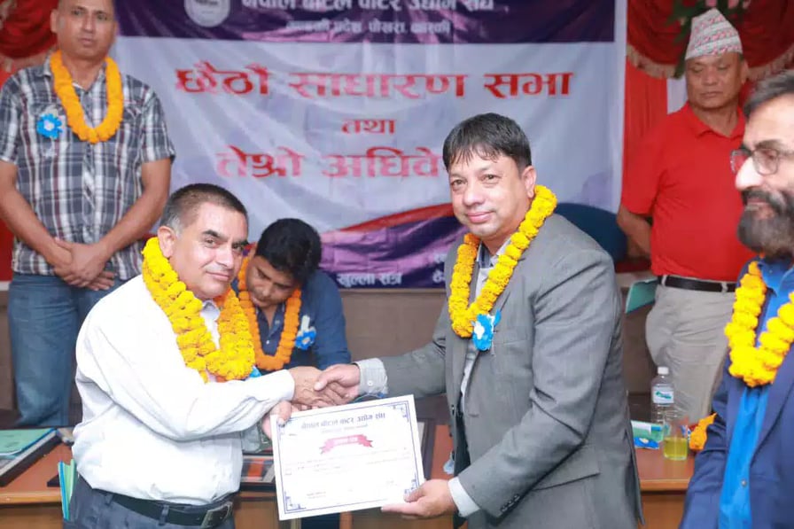 नेपाल बोटल वाटर उधोग संघ गण्डकीको अध्यक्षमा अधिकारी