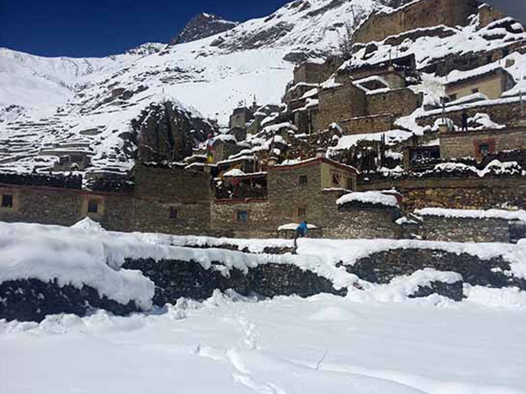 बर्षात र हिमपातले चिसाे बढ्याे