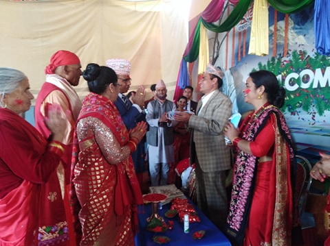 पोखरामा लकडाउनमा विवाह, मास्क र सेनिटाइजर उपहार