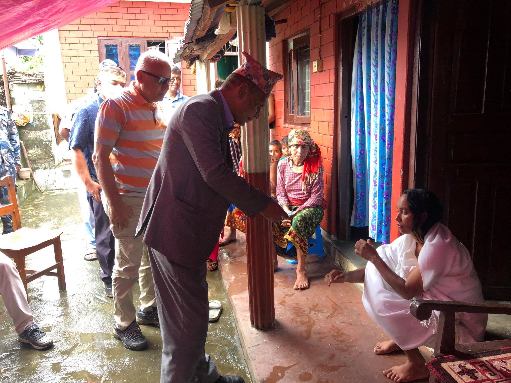 पोखरा महानगरमा पहिरोबाट मृत्यु भएका व्यक्तिको परिवारलाई प्रदेश सरकारबाट राहत प्रदान