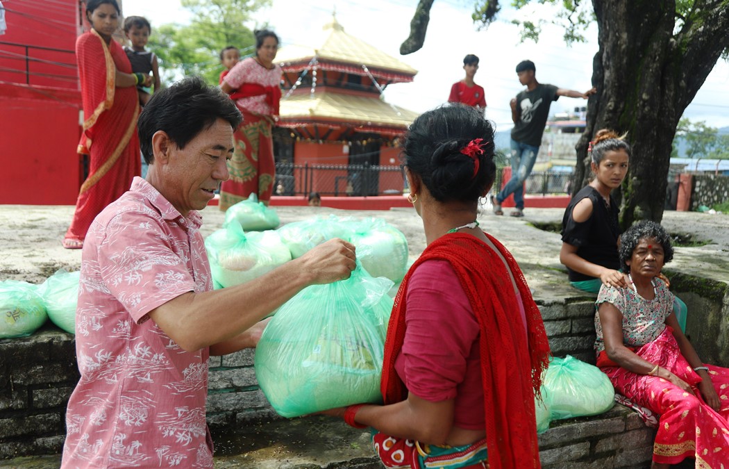 पोखरामा पाल ऐ हाम नामग्याल गुम्बा स्कुलद्धारा खाद्यान्न सामाग्री वितरण
