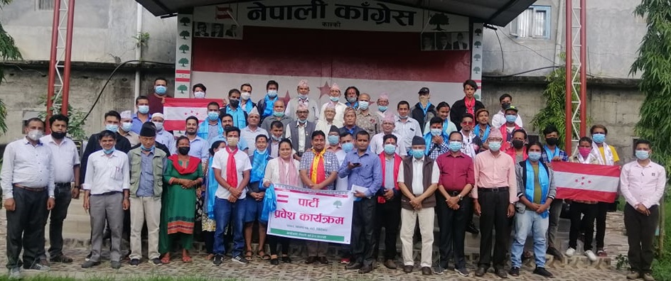 एमालेका जिल्लास्तरीय नेताकाे नेतृत्वमा सय बढी कार्यकर्ता काँग्रेस प्रवेश