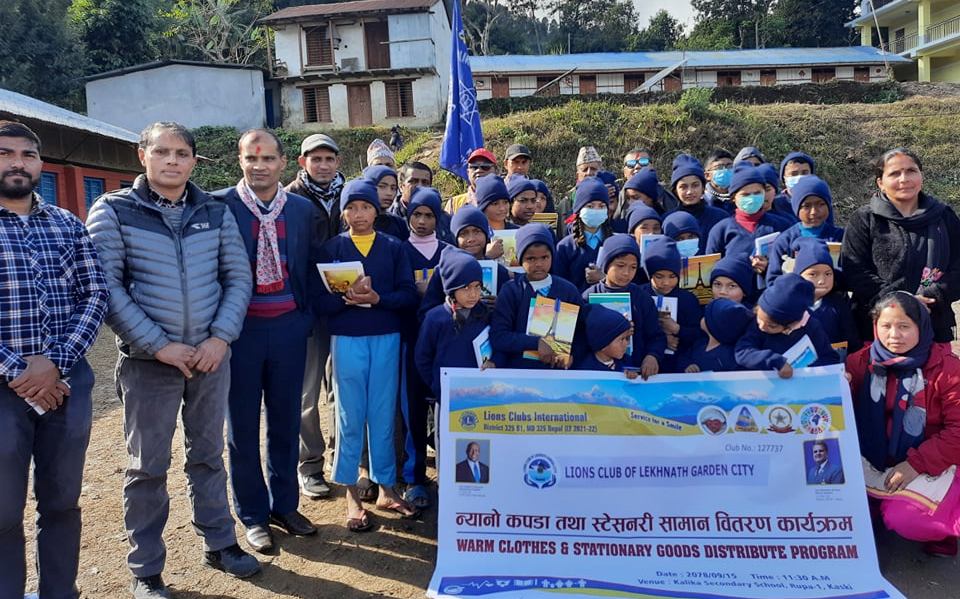 रुपाको कालिका मा.वि का विद्यार्थीलाई न्यायो कपडा बितरण