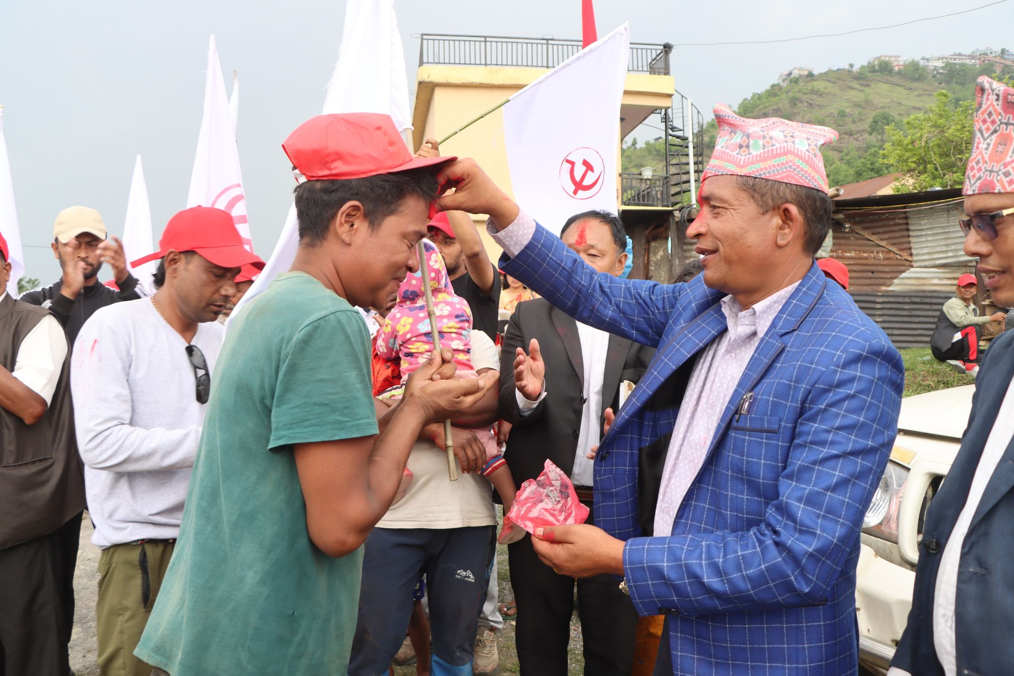 कास्कीमा माओवादी उम्मेदवारको एकै स्वरः व्यवस्था बदल्यौँ, अवस्था बदल्न माओवादीलाई भोट