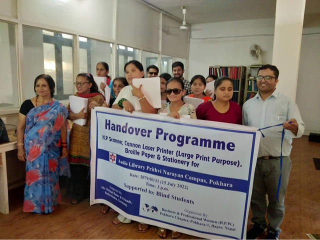 दृष्टिविहिन विधार्थीहरुको अडियो पुस्तकालयलाई पोखरा व्यवसायिक महिला क्लबको सहयोग