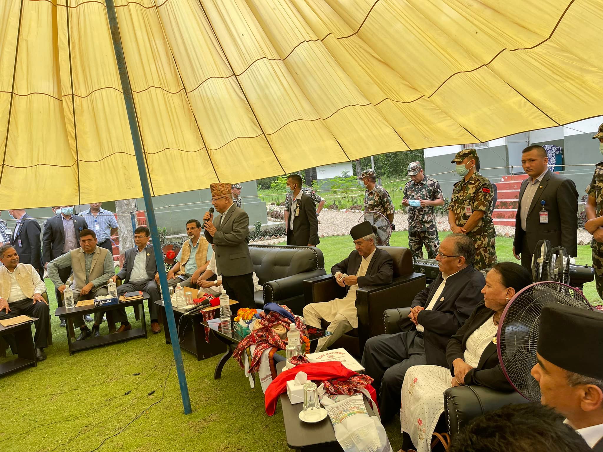 निजगढ विमानस्थल बनाउने भनिएकाे स्थानमा प्रधानमन्त्री सहितका नेताकाे अवलाेकन