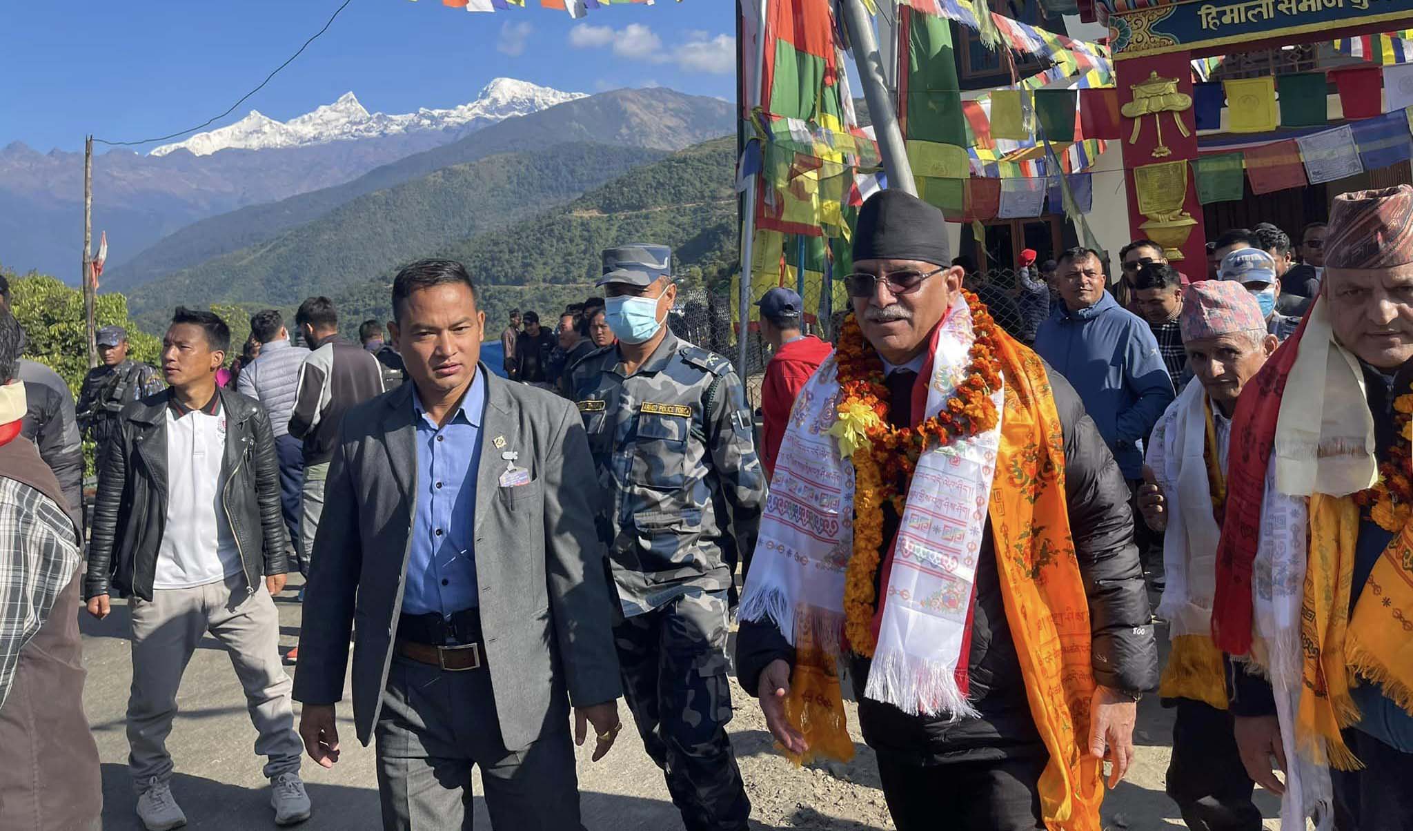 प्रचण्ड गाेरखामा मतदातासँग भेटघाटमा व्यस्त