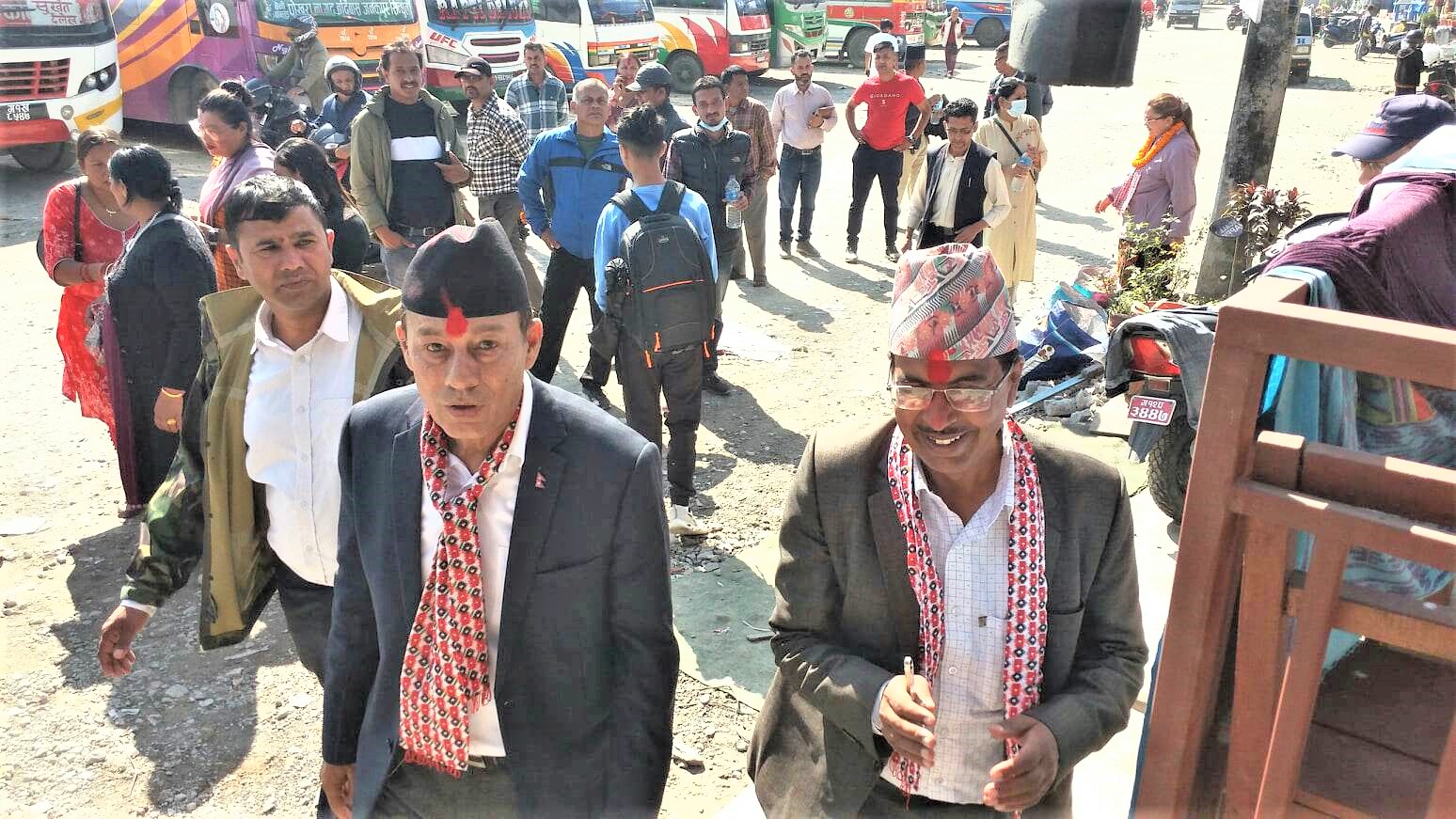 कास्की २मा गठबन्धनका उम्मेदवार घरदैलोमा, बसपार्क बन्ने स्थानीयकाे आशा