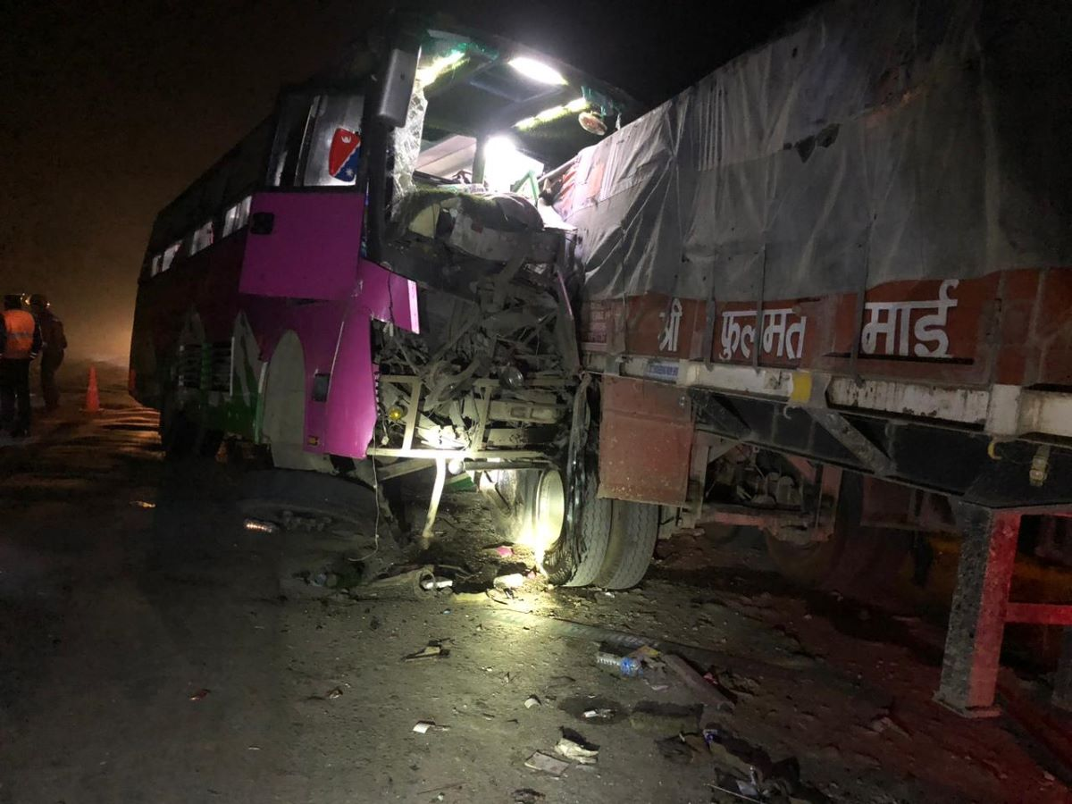 चितवनमा सवारी दुर्घटना, २० जना घाइते