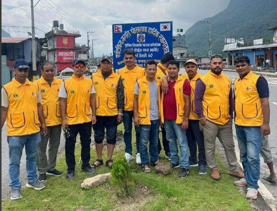 ट्राफिक सचेतनाका लागि लायन्स क्लव अफ पाेखरा काेरिया रिटर्नीकाे हाेर्डिङ बाेर्ड