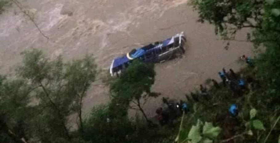 चितवन बस दुर्घटनाः ३ यात्रुले झ्यालबाट हाम्फालेर ज्यान बचाए