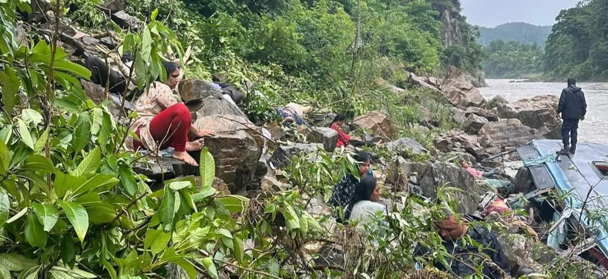 तनहुँमा बस दुर्घटनाः २७ जनाकाे मृत्यु