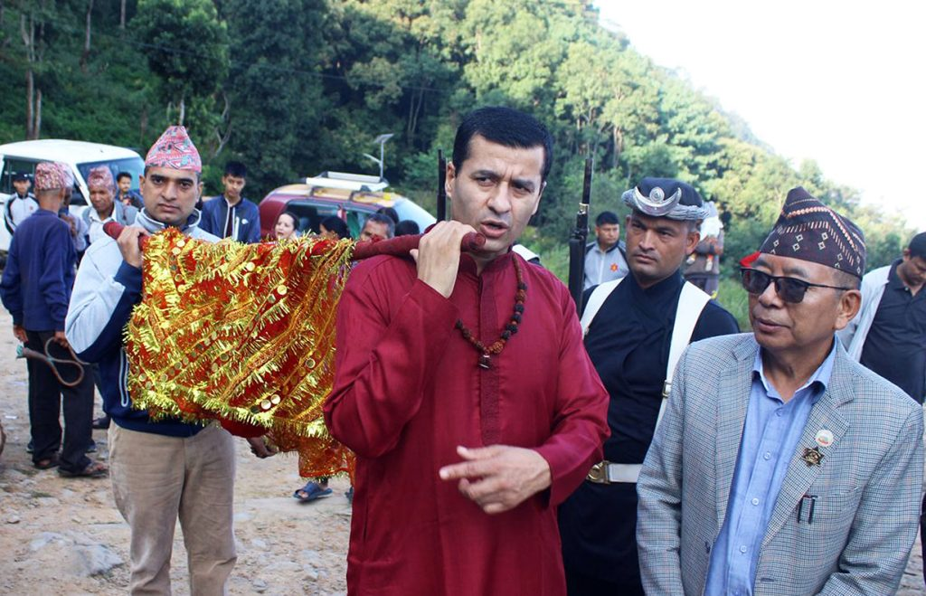 हनुमानढोकाकाे दशैंघरमा फूलपाती भित्र्याइयाे