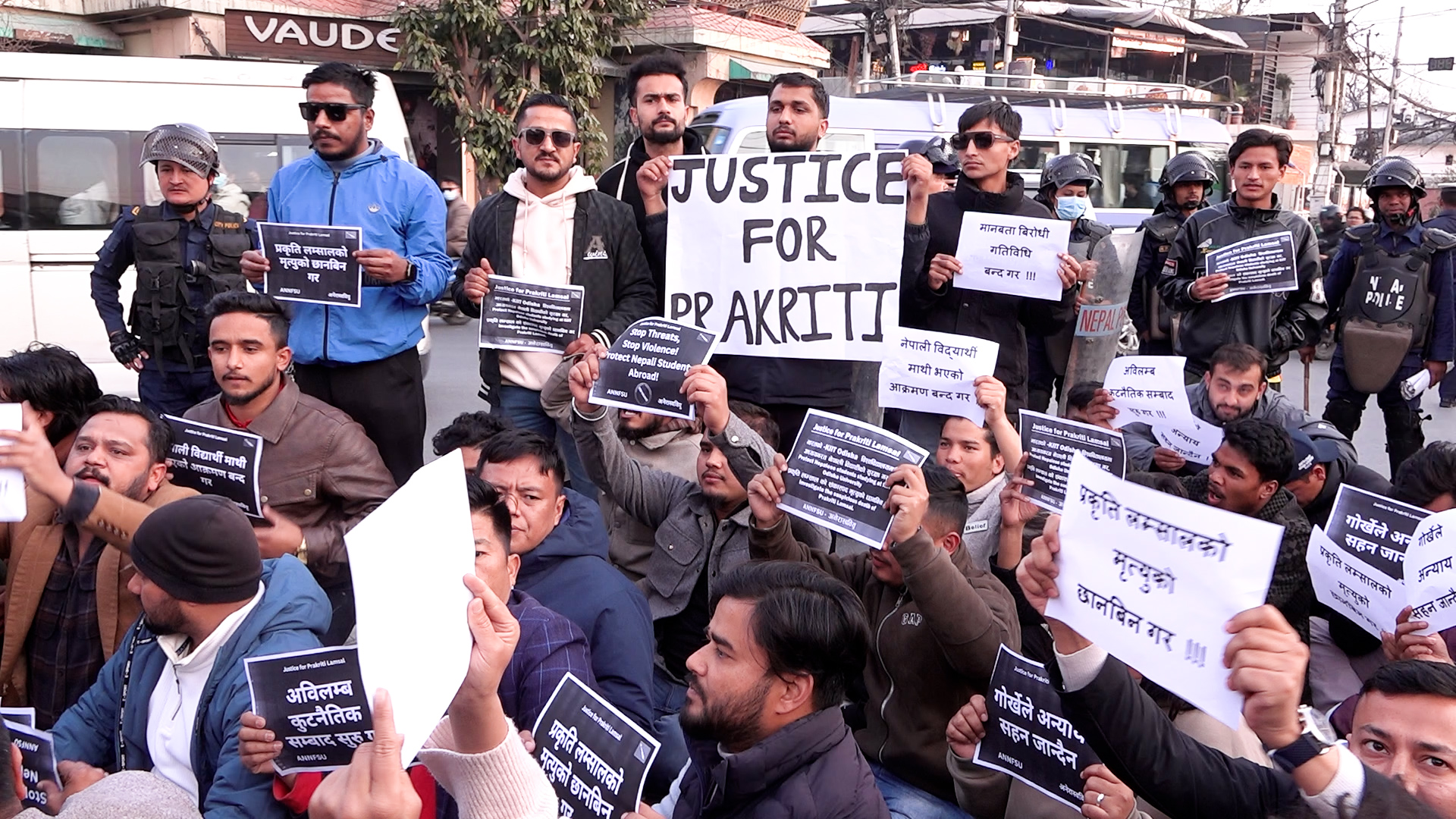 भारतकाे उडिसमा नेपाली विद्यार्थी मृत्यु प्रकरणः  न्यायको माग गर्दै भारतीय दूतावास अगाडि प्रदर्शन