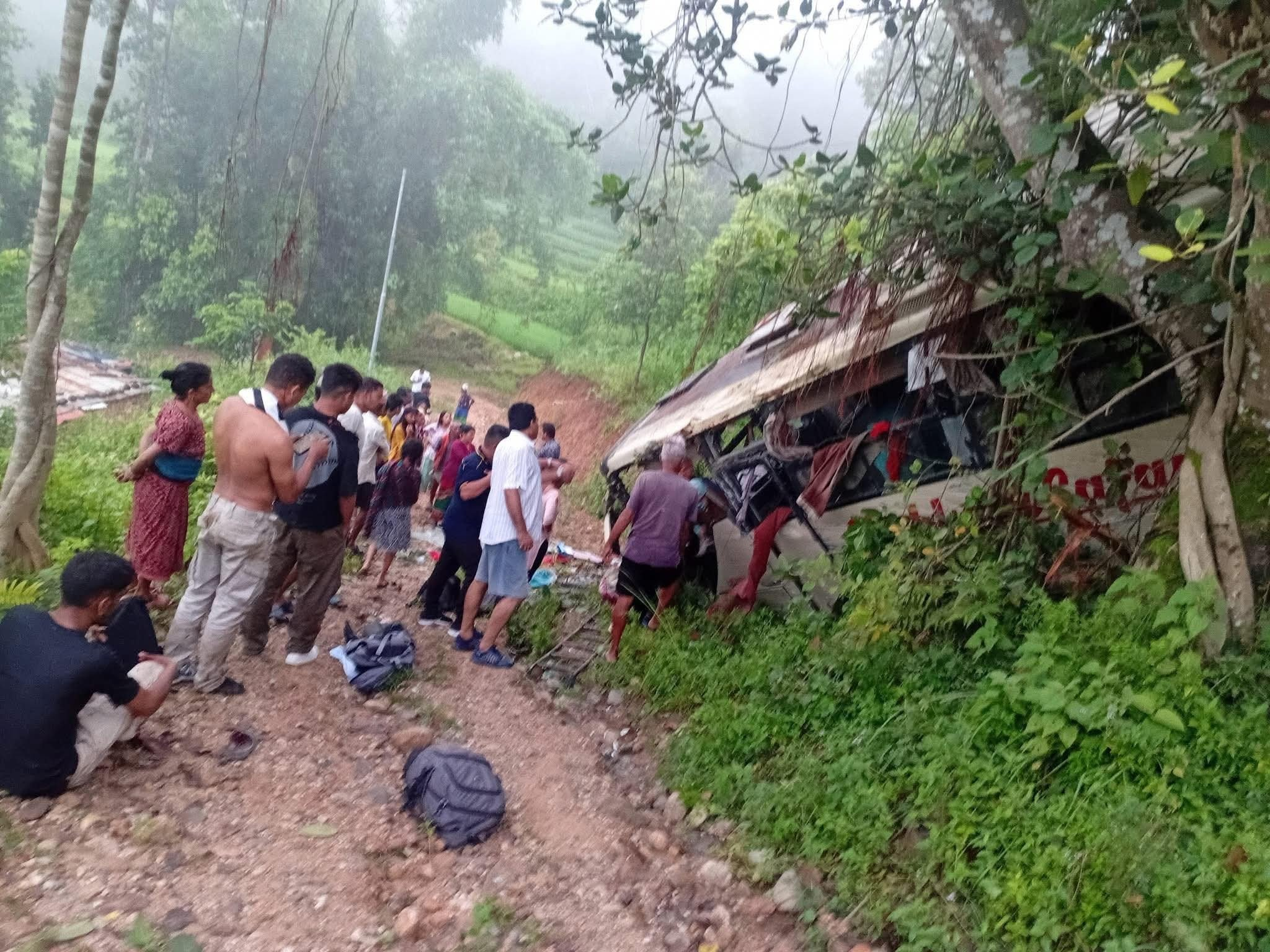 गाेरखामा बस दुर्घटना हुँदा २१ जना घाइते