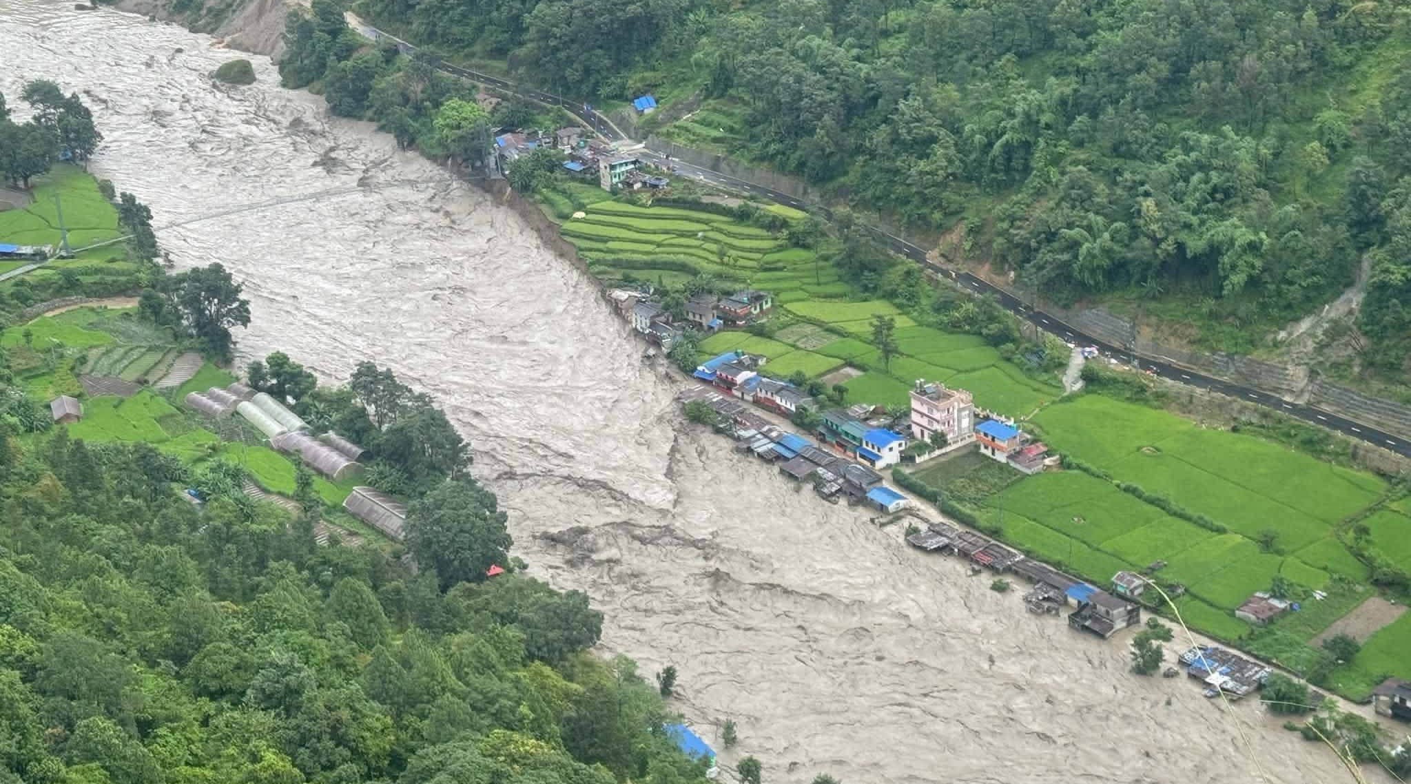 वर्षाले विभिन्न राजमार्ग एवं सहायक सडक खण्डहरू अवरुद्ध