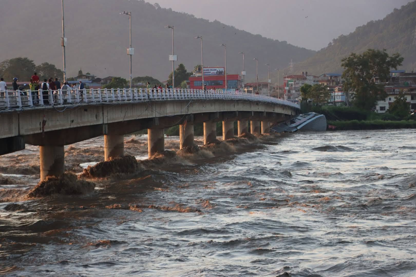 नारायणी नदि पुलमा अड्कीएकाे राइनाे क्रुजलाई हटाइँदै