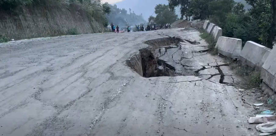 बाढी तथा पहिरोका कारण मुख्य राजमार्गहरू अवरुद्ध
