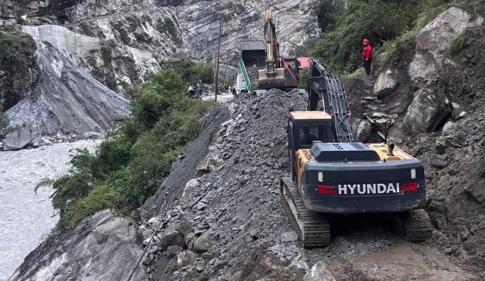 बाढी पहिराेका कारण रसुवा र म्याग्दीका सडक मार्गमा अवराेध कायमै
