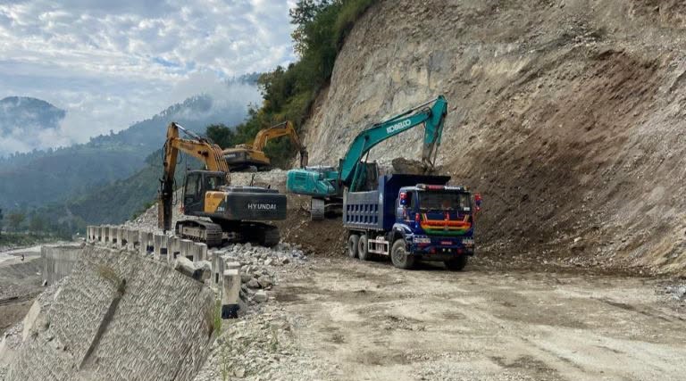 बाढी पहिराेले रसुवा, म्याग्दी, मनाङ र नवलपरासीमा सडक अवरुद्ध