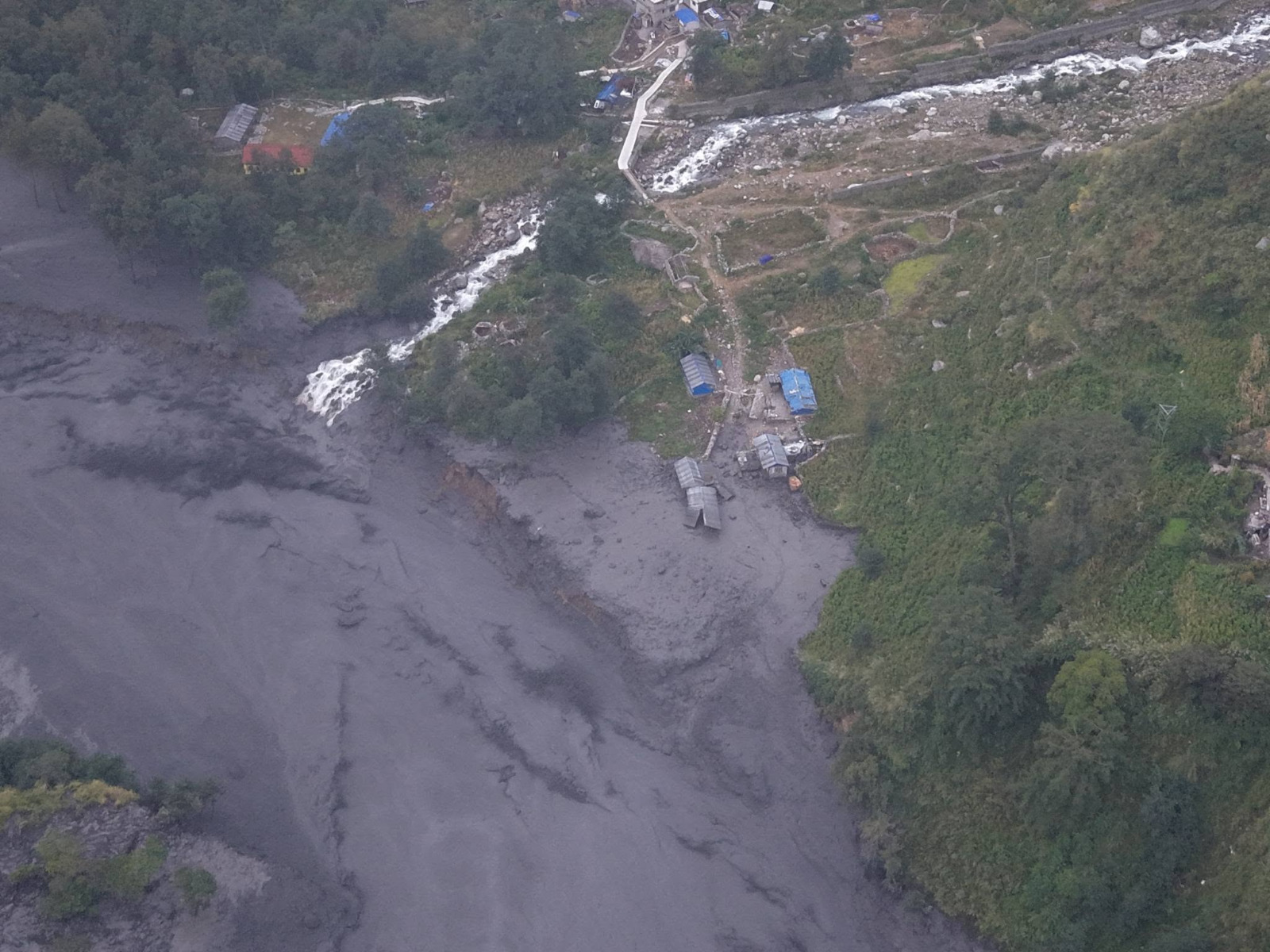 पुल बगाउँदा गाेरखाकाे उत्तरी क्षेत्रमा यातायात सेवा प्रभावित