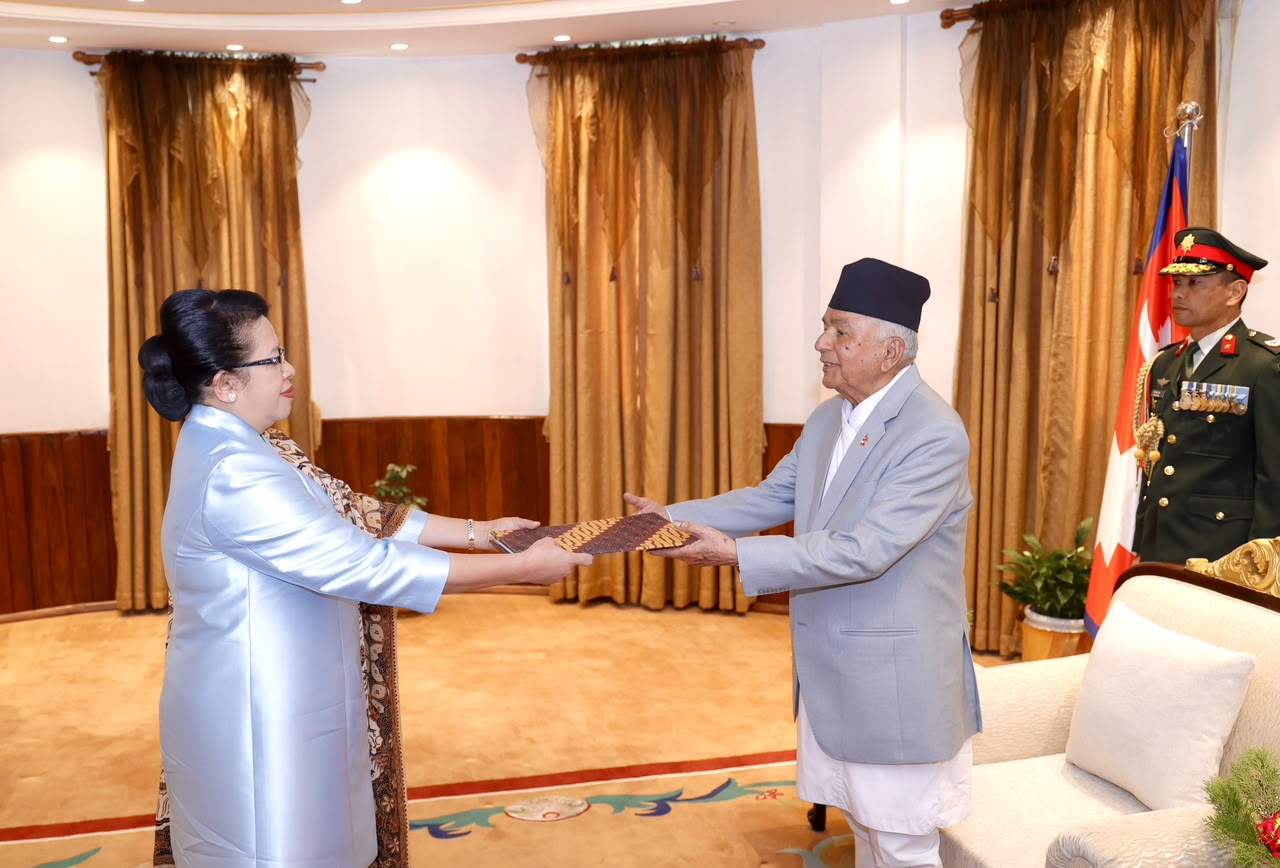 इन्डोनेसियाकी राजदूत लिस्टियोवातीद्वारा राष्ट्रपति पौडेलसमक्ष ओहोदाको प्रमाणपत्र प्रस्तुत